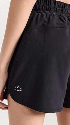 Beyond Yoga In Stride Lined Shorts -Denim Diva Shop byoga3100018336 1681237023114 2 0. UX357 QL90