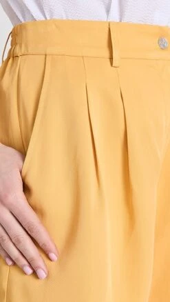 DONNI. Twill Pleated Shorts -Denim Diva Shop donii3012318122 1679341109133 2 0. UX357 QL90