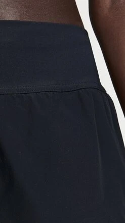 On Running Shorts W -Denim Diva Shop onrun301861071b 1643393913281 2 0. UX357 QL90